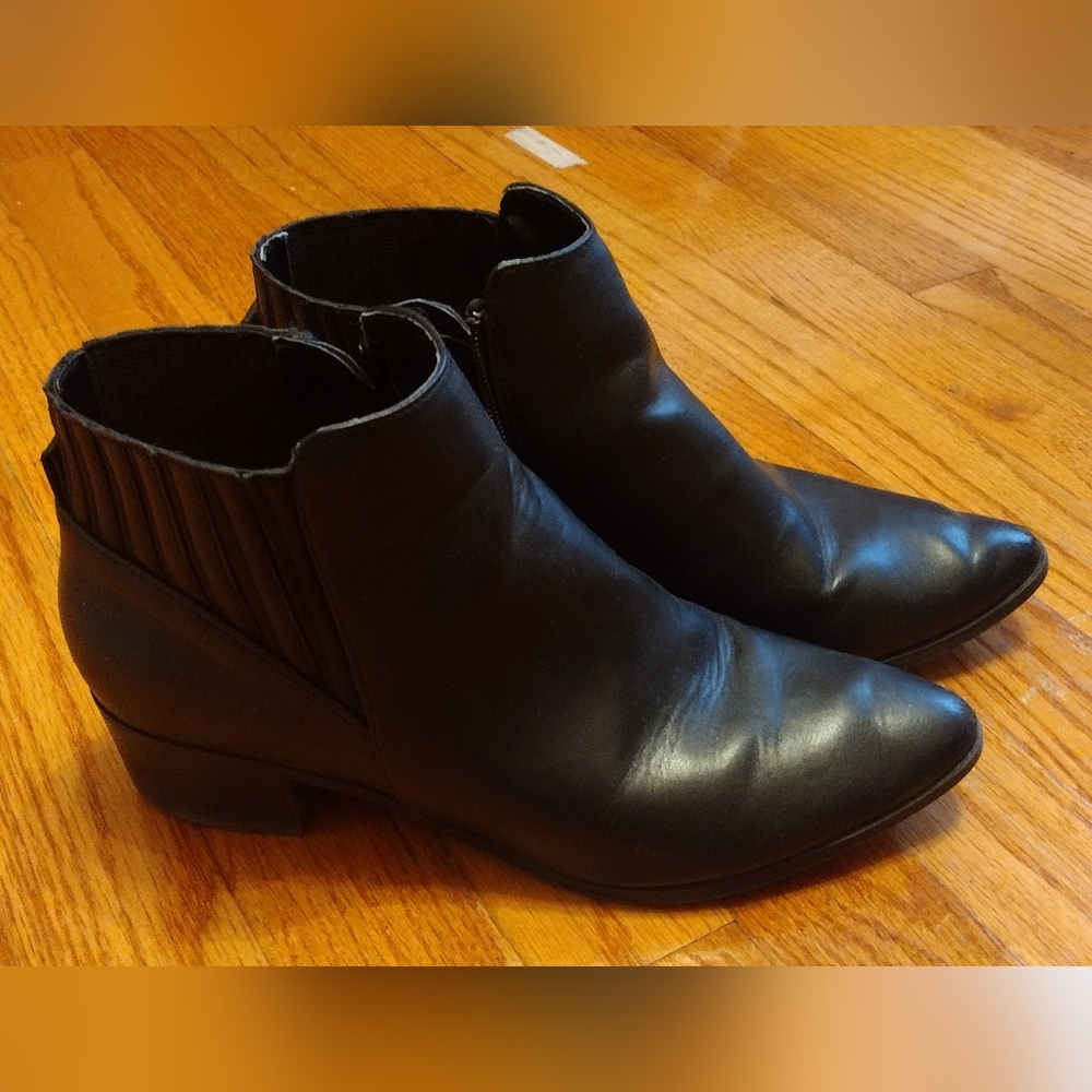 Unisa Women's Shoes Black Ankle Booties with Side Zippers
